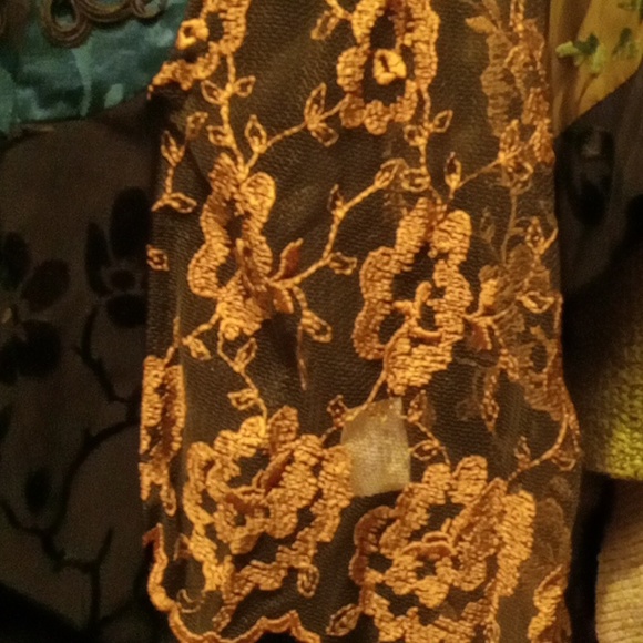 Petie blouse bySencer Alexis. - Picture 5 of 8